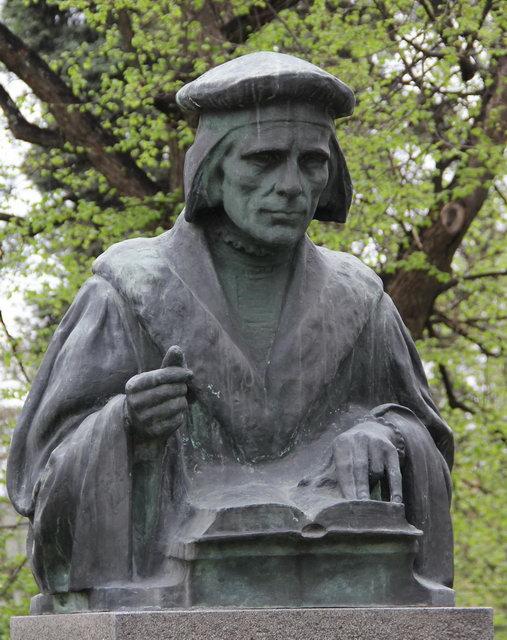 Mikael Agricola szobra Lahtiban, Emil Wikström (1864-1942) műve (Forrás: Wikimedia) Mikael Agricola szobra Lahtiban, Emil Wikström (1864-1942) műve (Forrás: Wikimedia)