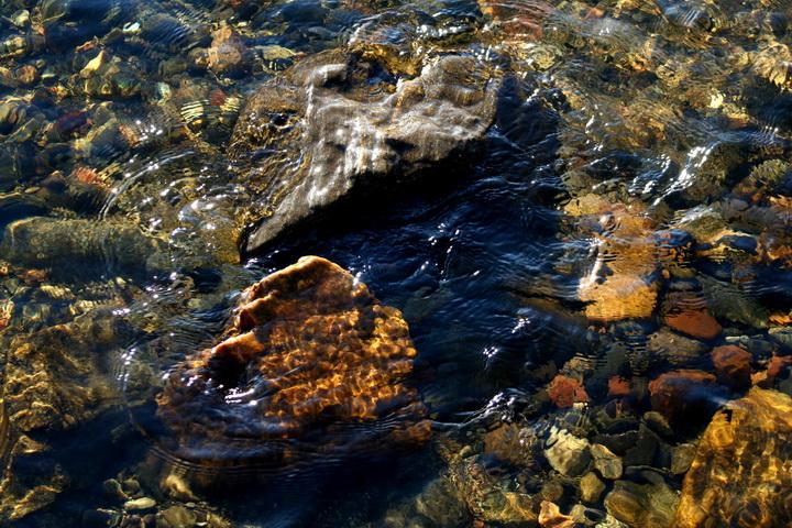 A Pulkkilanharju Lahtitól 30 kilométerre, Északra húzódik, a Päijänne tavon fut át, Asikkala település része