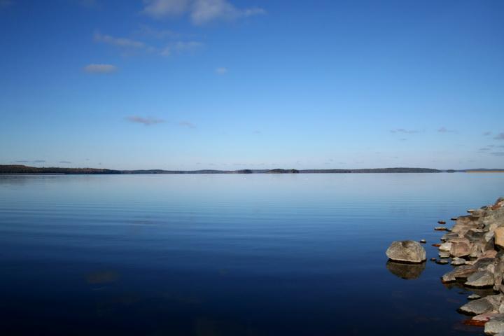 A Pulkkilanharju Lahtitól 30 kilométerre, Északra húzódik, a Päijänne tavon fut át, Asikkala település része