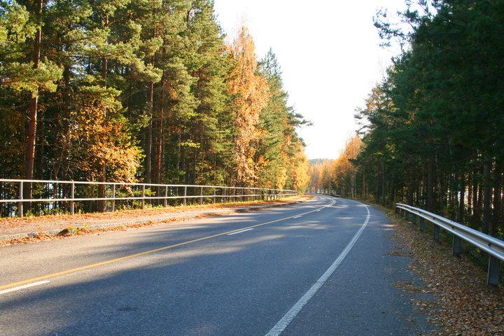 A Pulkkilanharju Lahtitól 30 kilométerre, Északra húzódik, a Päijänne tavon fut át, Asikkala település része